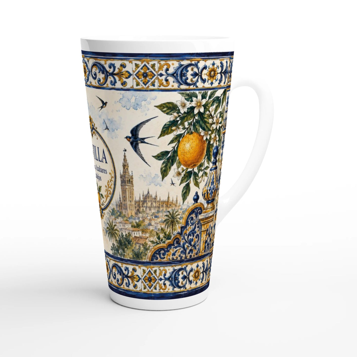 Weiße Latte-Tasse mit der Giralda über den Dächern Sevillas, Schwalben und einer hellen andalusischen Stadtansicht