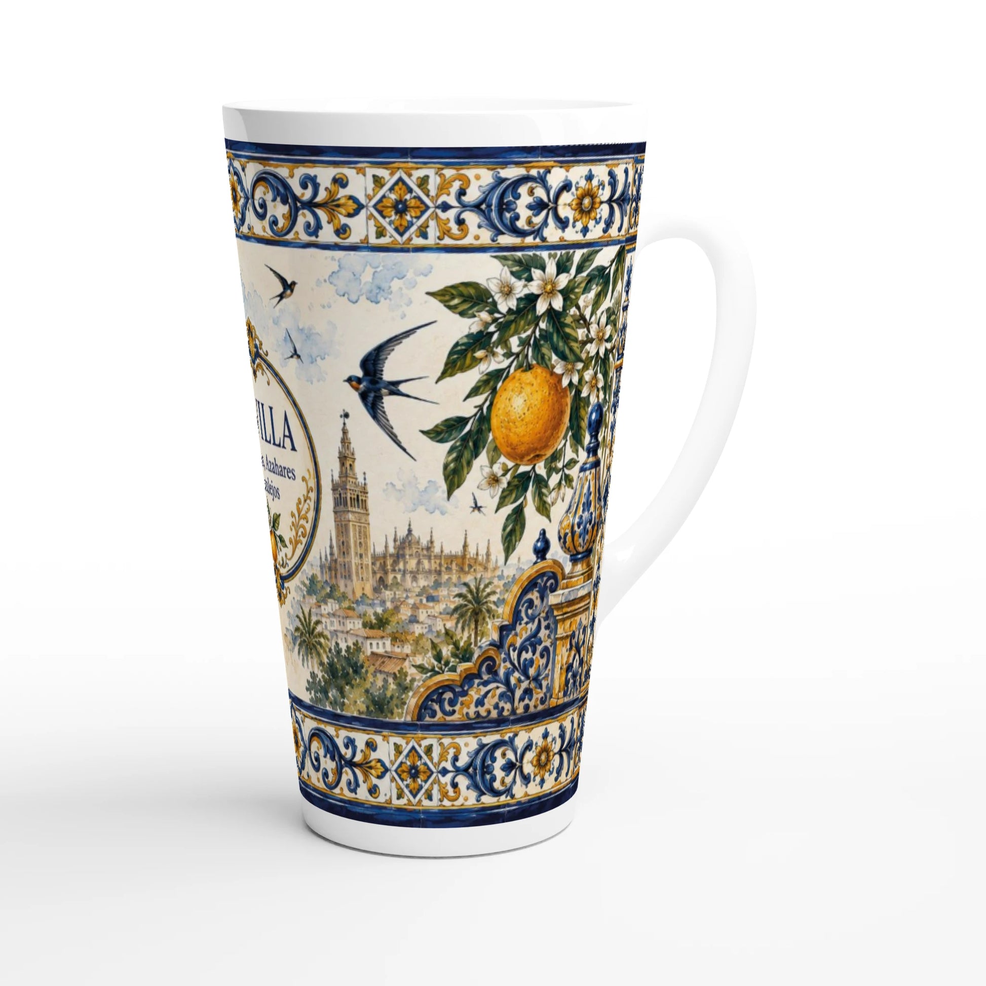 Weiße Latte-Tasse mit der Giralda über den Dächern Sevillas, Schwalben und einer hellen andalusischen Stadtansicht