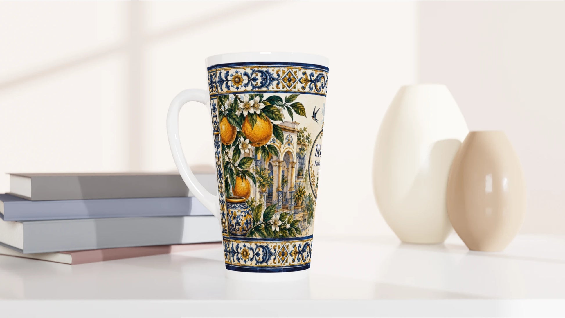 Latte-Tasse mit dem Schriftzug Sevilla – Naranjas, Azahares y Azulejos in einem dekorativen Ornamentrahmen