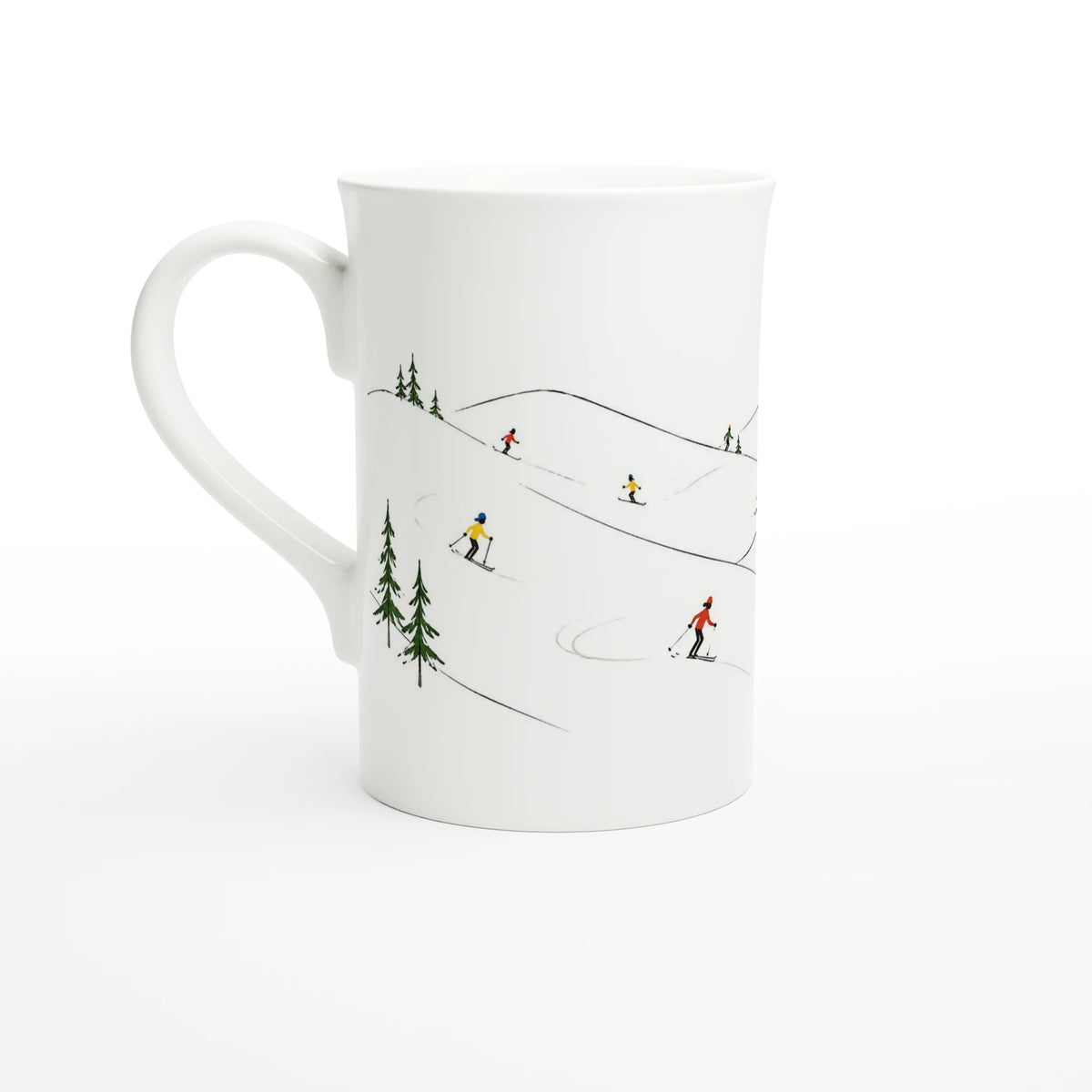 Winterlich gestaltete Porzellantasse mit 295 ml Fassungsvermögen und einer minimalistischen Skifahrer-Szene im Schnee als Geschenkidee für den Skiurlaub.