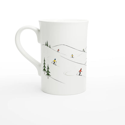 Winterlich gestaltete Porzellantasse mit 295 ml Fassungsvermögen und einer minimalistischen Skifahrer-Szene im Schnee als Geschenkidee für den Skiurlaub.