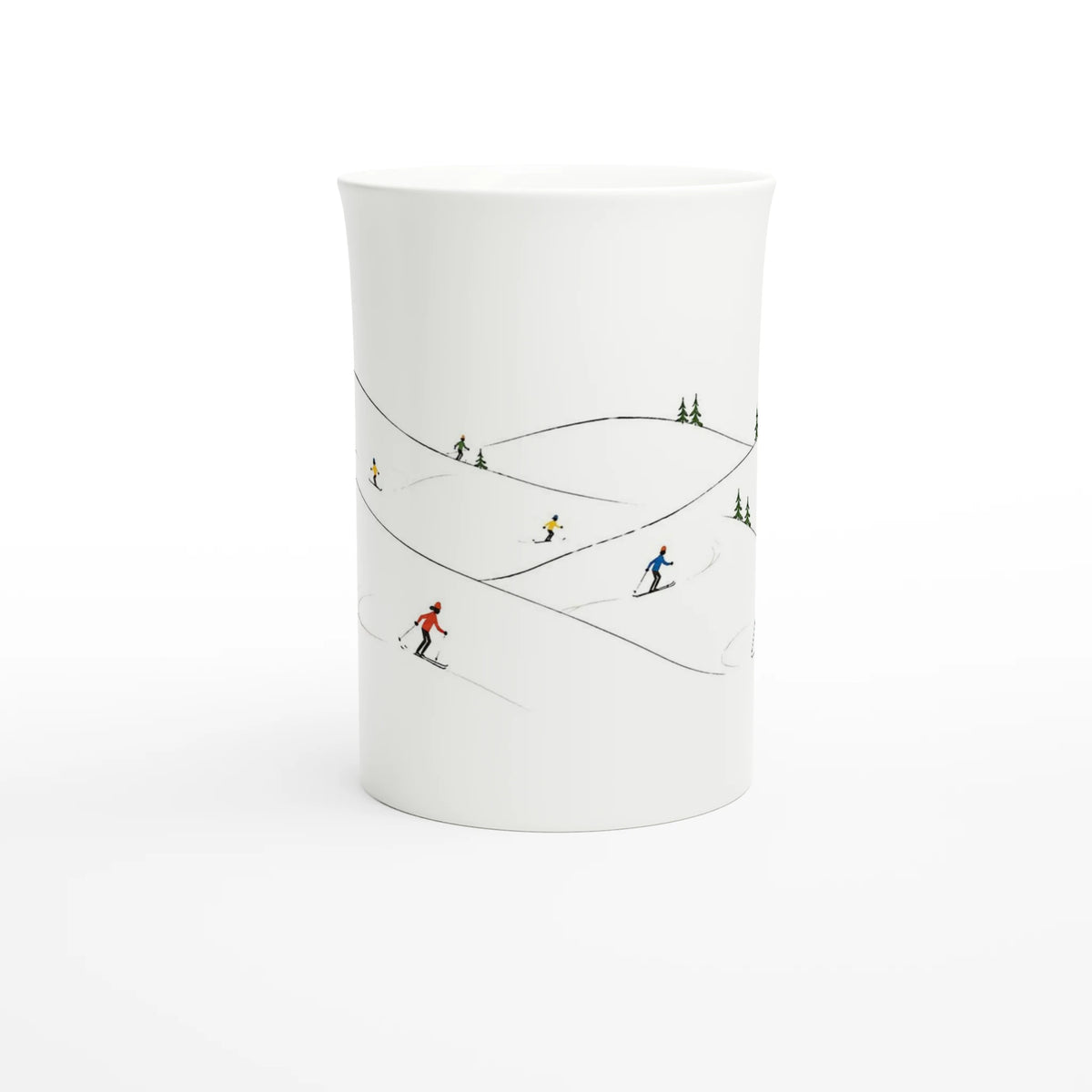 Minimalistische Winterlandschaft mit Skifahrern als Motiv einer weißen Porzellantasse, eine Geschenkidee für Skifahrer, Wintersportfans und Liebhaber von Schnee.