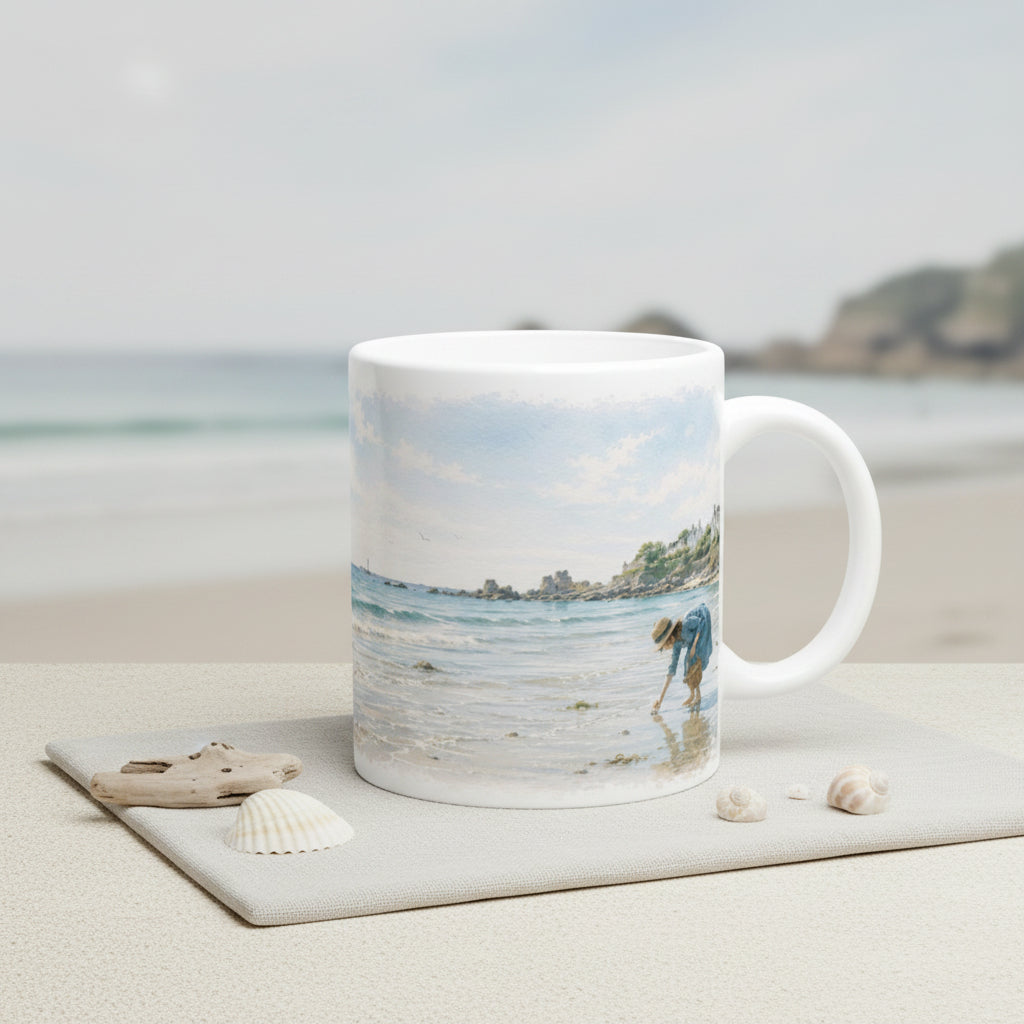 Tasse mit französischem Küstenmotiv, Strandperson, Meer und ruhiger Bretagne-Atmosphäre.