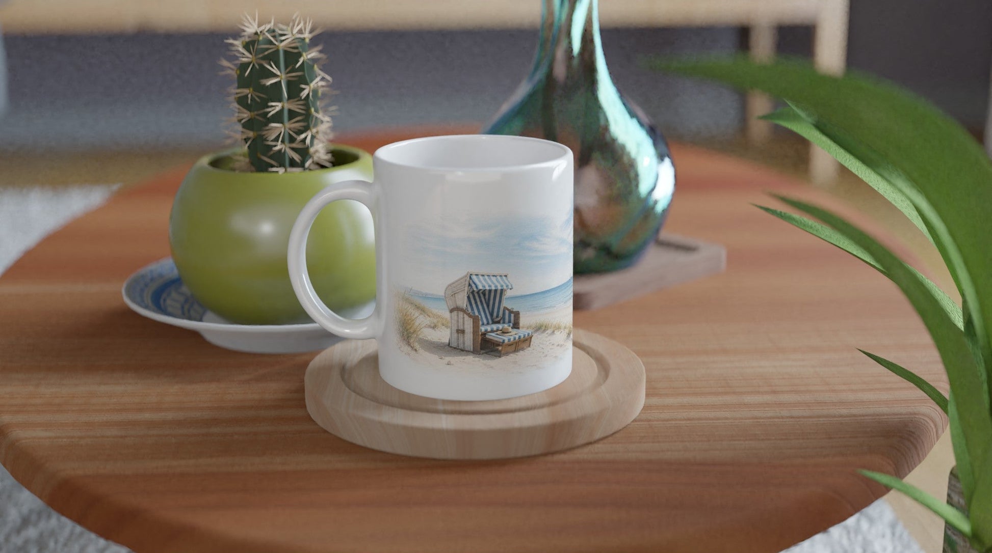 Weiße 330 ml Tasse mit sanftem Küstenmotiv, Strandkorb, Dünengras und ruhiger Meerlandschaft.