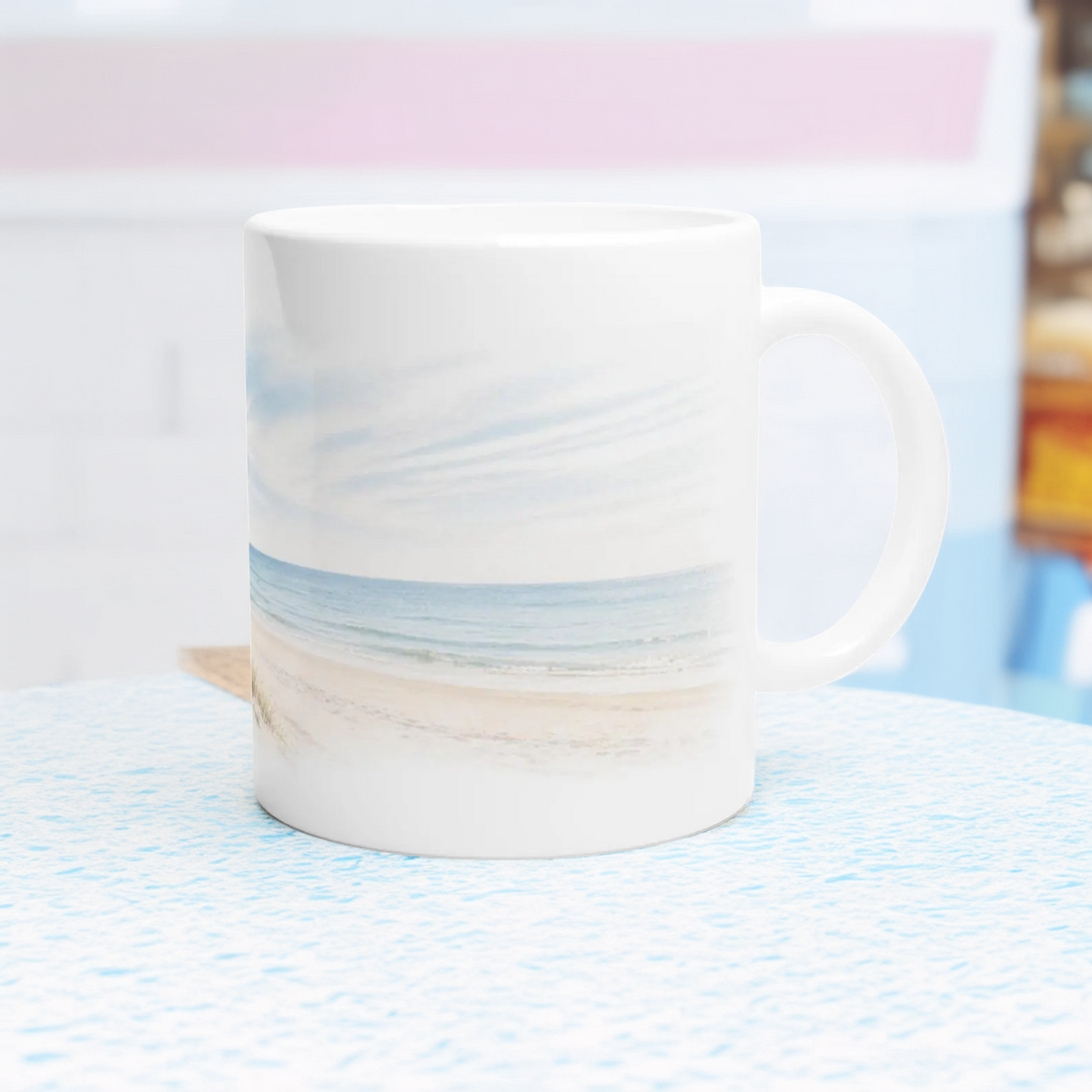 Seitenansicht der maritimen Tasse mit ruhigem Meereshorizont, Sandstrand und zarten Aquarellfarben.