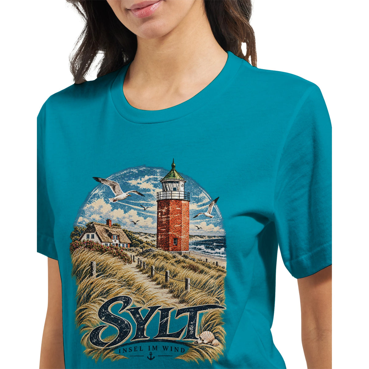 Maritimes Shirt für Sylt-Freunde mit einem Inselmotiv aus Leuchtturm und Dünenlandschaft. Die Küstenillustration ist ein Erinnerungssymbol für Nordseeurlaub und Strandspaziergänge.