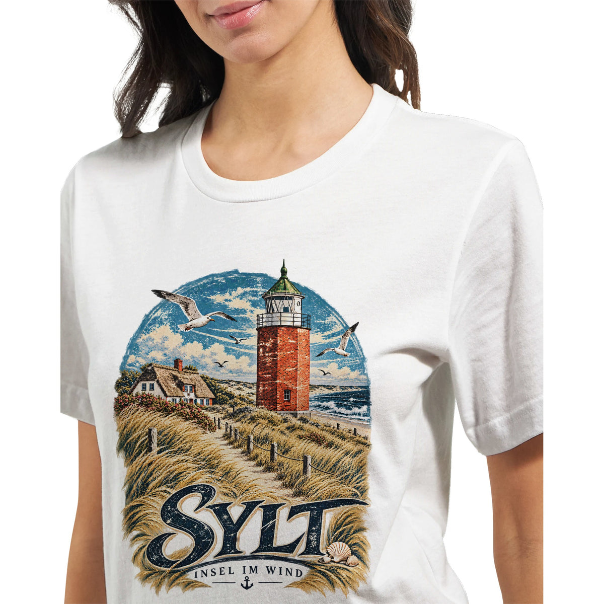 Sylt T-Shirt mit maritimem Leuchtturmmotiv und Dünen an der Nordsee. Ein alltagstaugliches Unisex-Shirt für Menschen, die Küstenlandschaften und das Inselleben mögen.