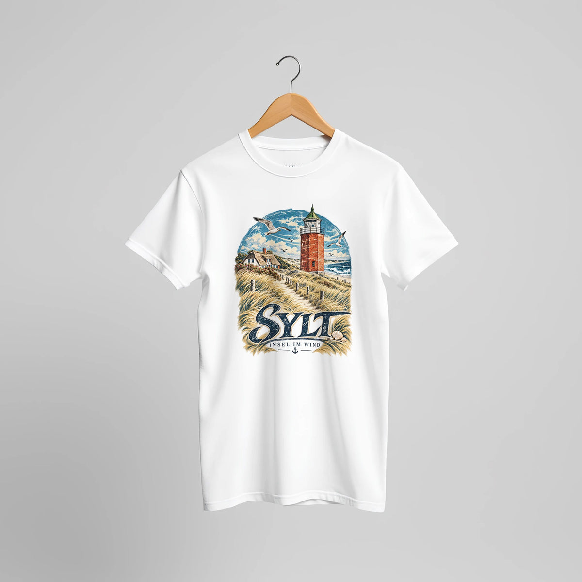 Sylt Unisex T-Shirt mit Leuchtturm und Dünen. Eine maritime Geschenkidee für Inselurlauber und alle, die Wind, Strand und die Weite der Nordsee schätzen.