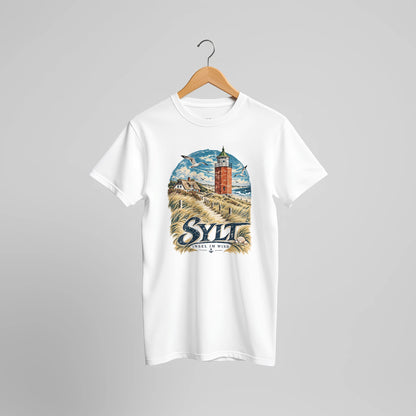 Sylt Unisex T-Shirt mit Leuchtturm und Dünen. Eine maritime Geschenkidee für Inselurlauber und alle, die Wind, Strand und die Weite der Nordsee schätzen.