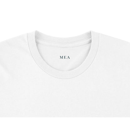 Sylt T-Shirt mit Leuchtturm- und Dünenillustration als Geschenk für Nordseefans. Das maritime Motiv bringt Erinnerungen an Küstenwind und Sylt-Urlaub in den Alltag.