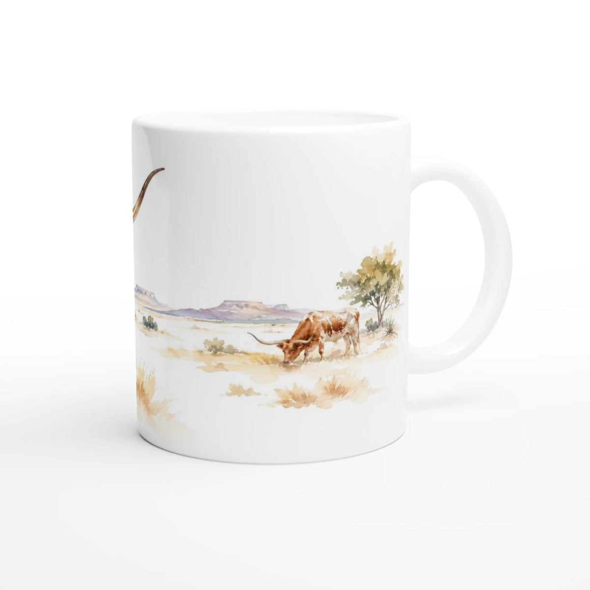 Weiße Keramiktasse mit zwei Texas Longhorns in weiter Prärie mit Kakteen, Gräsern und fernen Tafelbergen