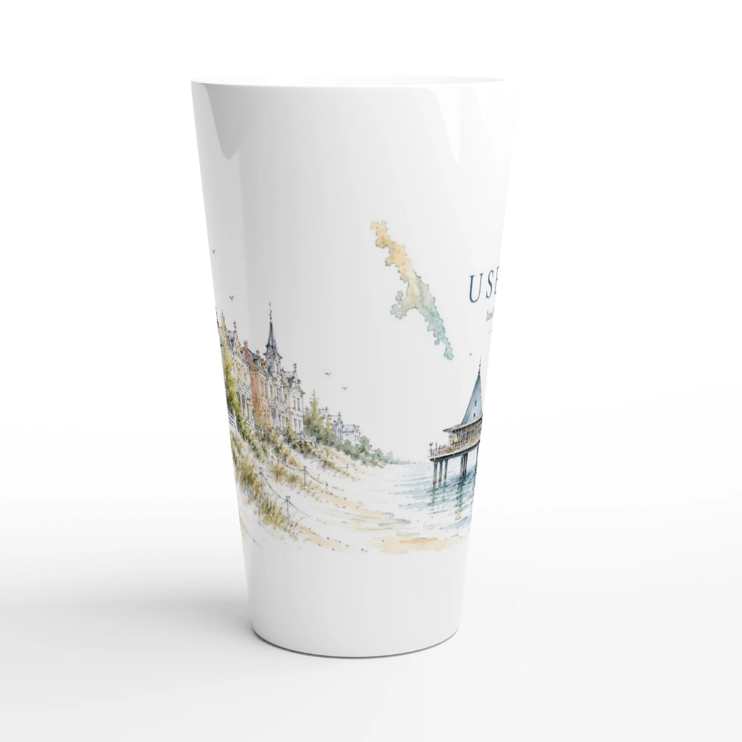 Usedom Latte Tasse mit historischer Bäderarchitektur hinter hellen Dünen, Strandgras und feinen Aquarellfarben