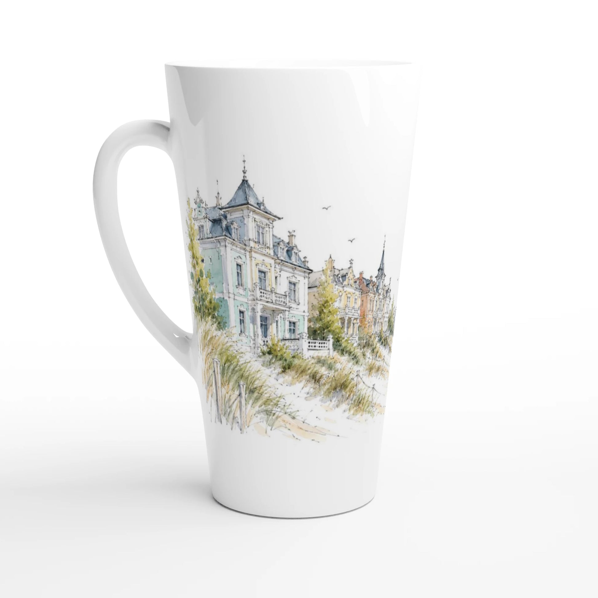 Seitliche Ansicht der Usedom Latte Tasse mit aquarellierter Inselkontur, Strandvillen, Ostseewasser und einem Teil der Seebrücke Heringsdorf