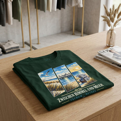 Usedom T-Shirt in den angebotenen Farben Wald und Aqua mit einem maritimen Druckmotiv aus Seebrücke und Strandkorb. Das Unisex-Shirt ist in Größen XS bis 4XL erhältlich.