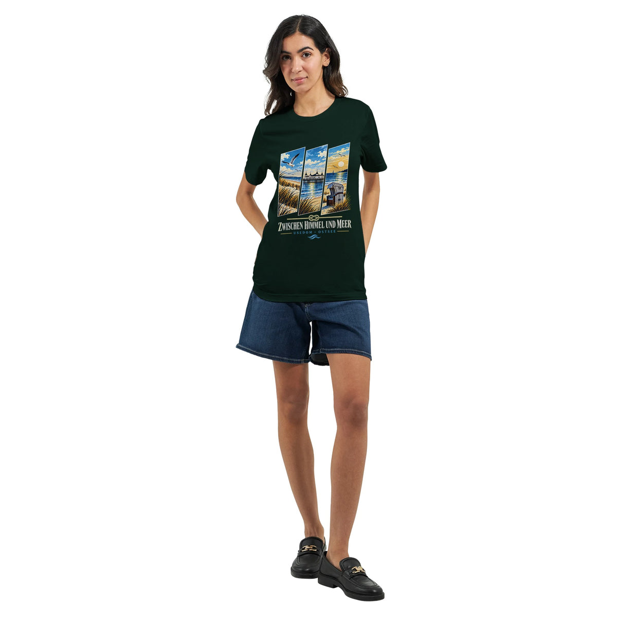 Maritimes Shirt mit Usedom-Strandszene zwischen Himmel und Meer. Seebrücke, Strandkorb und weiter Horizont prägen das sommerliche Inselmotiv.