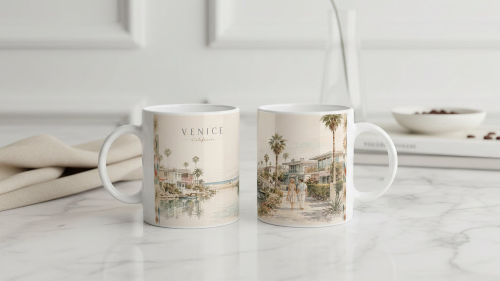 Zwei Ansichten der Venice California Tasse zeigen das umlaufende Aquarellmotiv mit Kanal und Schriftzug auf der einen sowie Palmen, Häusern und spazierendem Paar auf der anderen Seite