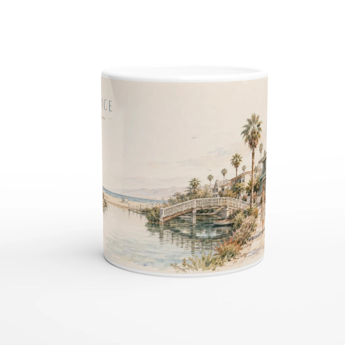 Rückseite der Venice California Keramiktasse mit einem spazierenden Paar entlang des Kanals, hohen Palmen, üppiger Vegetation und typischen hellen Häusern