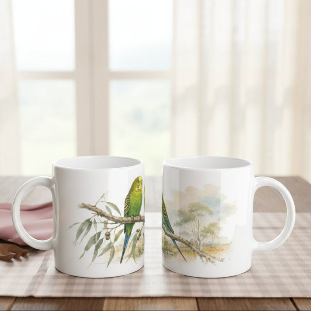 Detailansicht einer Tasse mit zwei Wellensittichen, feinen Federn und natürlichem Astmotiv
