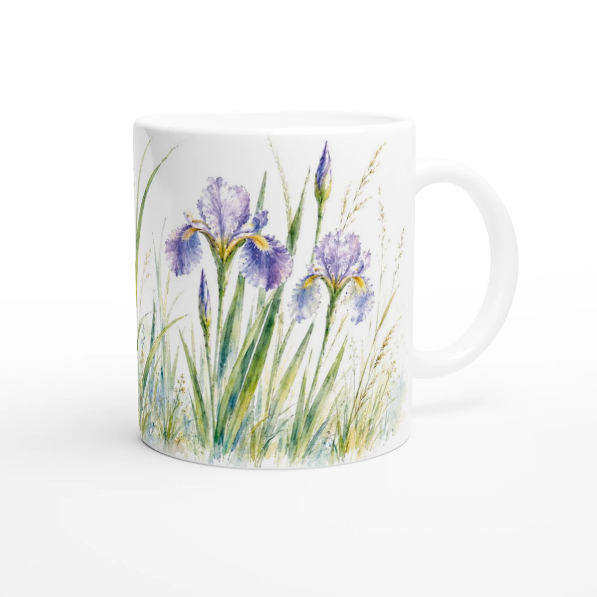 Weiße Keramiktasse mit violetten Wasseriris, Knospen, langen grünen Blättern und feinen Gräsern in einer lockeren Aquarellgestaltung.