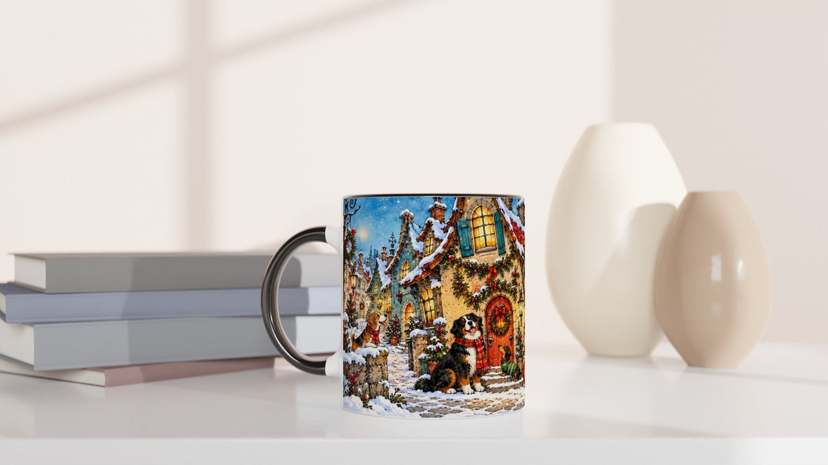 Festliche Tasse für Hundefreunde mit einer winterlichen Dorfansicht, Hunden und geschmücktem Weihnachtsbaum. Das Motiv eignet sich als Geschenk zu Weihnachten oder zum Advent.