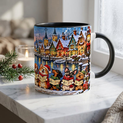 Weihnachtstasse mit singenden Hunden als festlichem Hundechor vor einem verschneiten Winterdorf. Die weiße Keramiktasse mit schwarzem Henkel fasst etwa 330 ml und zeigt ein charmantes Weihnachtsmotiv.