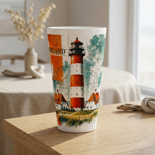 Weiße Latte-Tasse Westerheversand mit maritimer Leuchtturm-Illustration und ca. 440 ml Fassungsvermögen – ein Motiv von der Nordseeküste Eiderstedts im Produkt-Mockup.