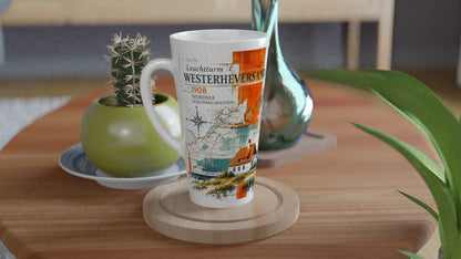 Latte-Tasse Westerheversand mit Nordsee-Leuchtturm in einer breiten Produktpräsentation; maritime Keramiktasse als Erinnerung an die Küste Schleswig-Holsteins.