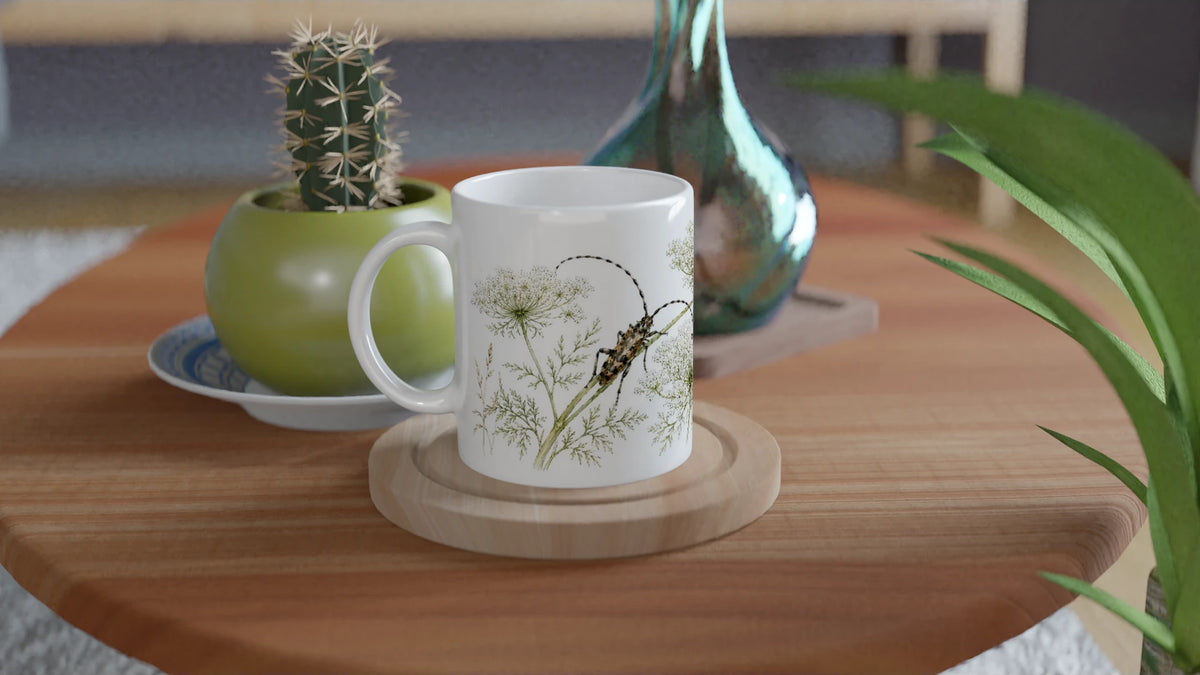 Keramiktasse aus der Wild Companions Collection mit langfühlerigem Käfer zwischen filigranen Dolden der Wilden Möhre im hellen Aquarellstil.