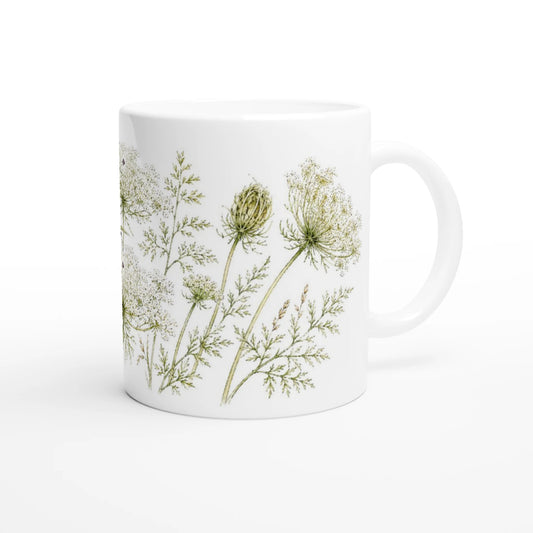 Weiße Keramiktasse mit Wilder Möhre, offenen weißen Blütendolden, geschlossenem Samenstand und filigranem grünen Blattwerk.
