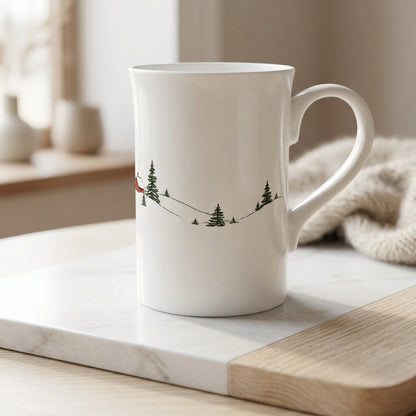 Weiße, schlanke Porzellantasse mit 295 ml Fassungsvermögen und minimalistischer Winterhütte im Schnee als ruhigem Wintermotiv – Hauptansicht des Produkts.