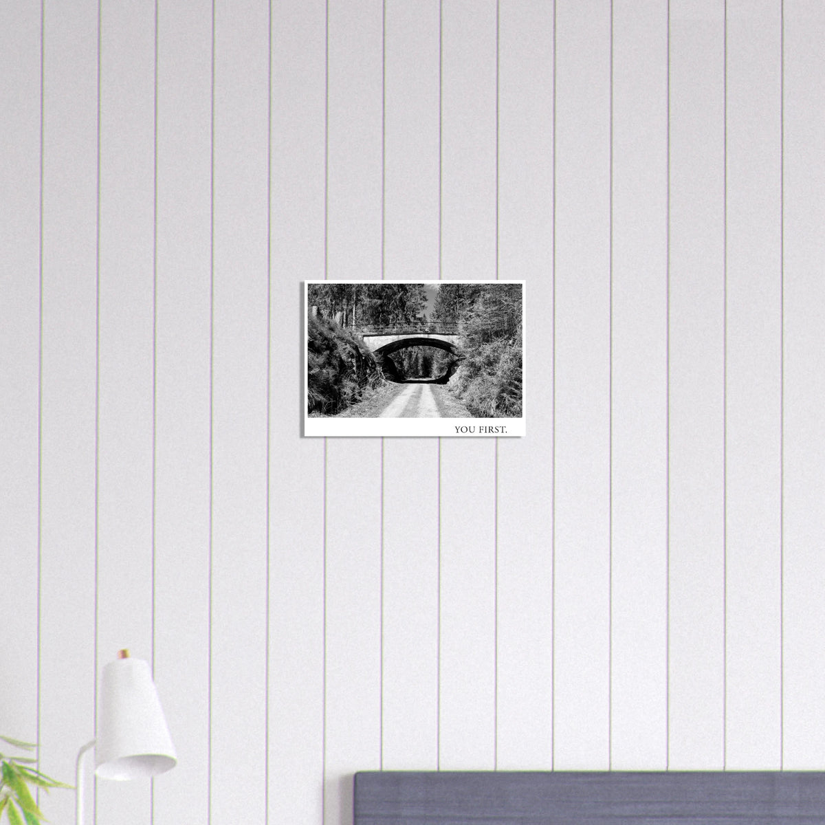 Detailansicht des Fine Art Kunstdrucks YOU FIRST mit kontrastreicher Schwarzweiß Fotografie, Waldlandschaft und markanter historischer Brückenkonstruktion