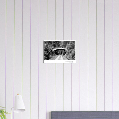 Detailansicht des Fine Art Kunstdrucks YOU FIRST mit kontrastreicher Schwarzweiß Fotografie, Waldlandschaft und markanter historischer Brückenkonstruktion