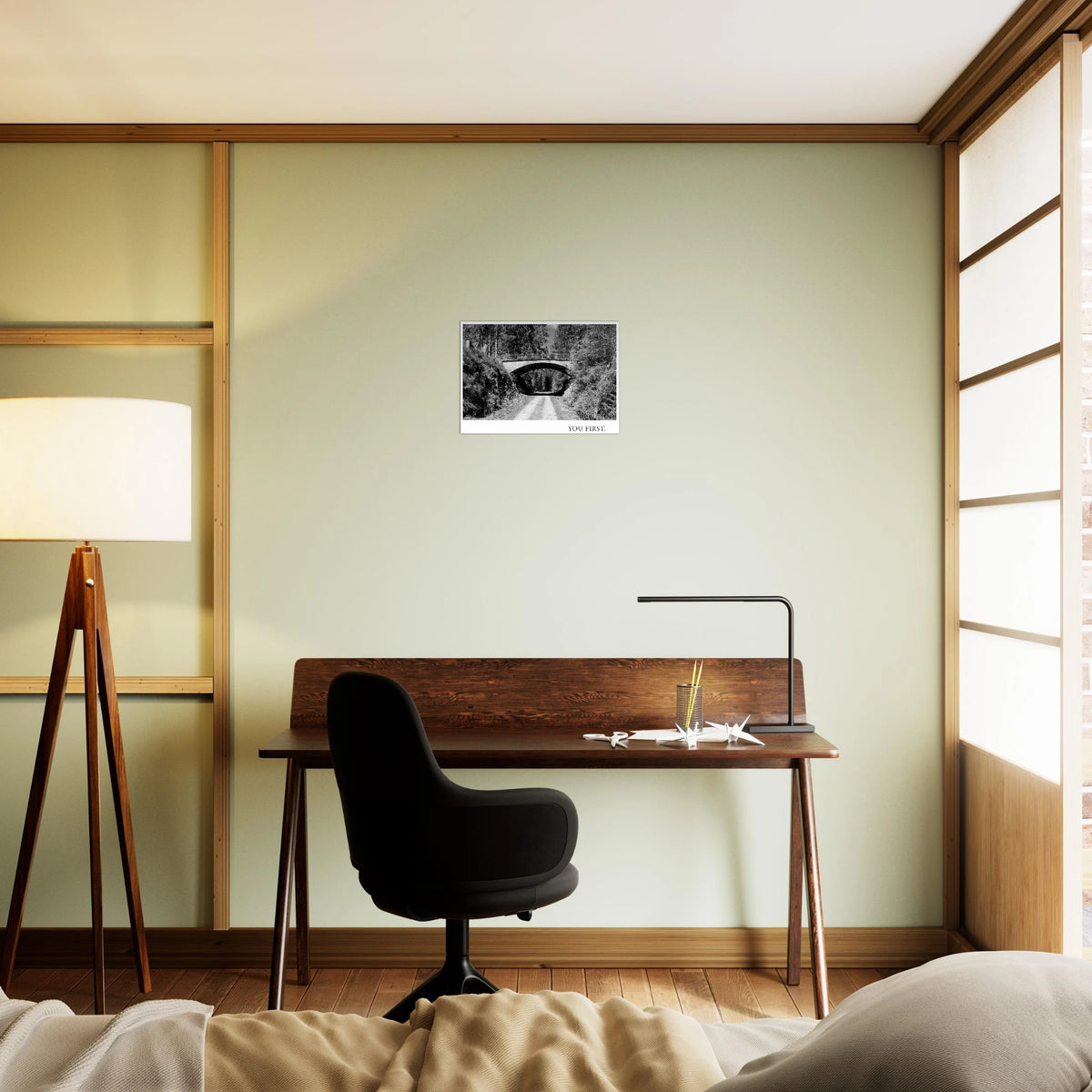 YOU FIRST aus der Mano et Arte Fotoserie von 2022, eine minimalistische Schwarzweiß Fotografie zwischen Waldidylle, Architektur, trockenem Humor und subtil dystopischer Stimmung