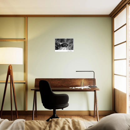 YOU FIRST aus der Mano et Arte Fotoserie von 2022, eine minimalistische Schwarzweiß Fotografie zwischen Waldidylle, Architektur, trockenem Humor und subtil dystopischer Stimmung