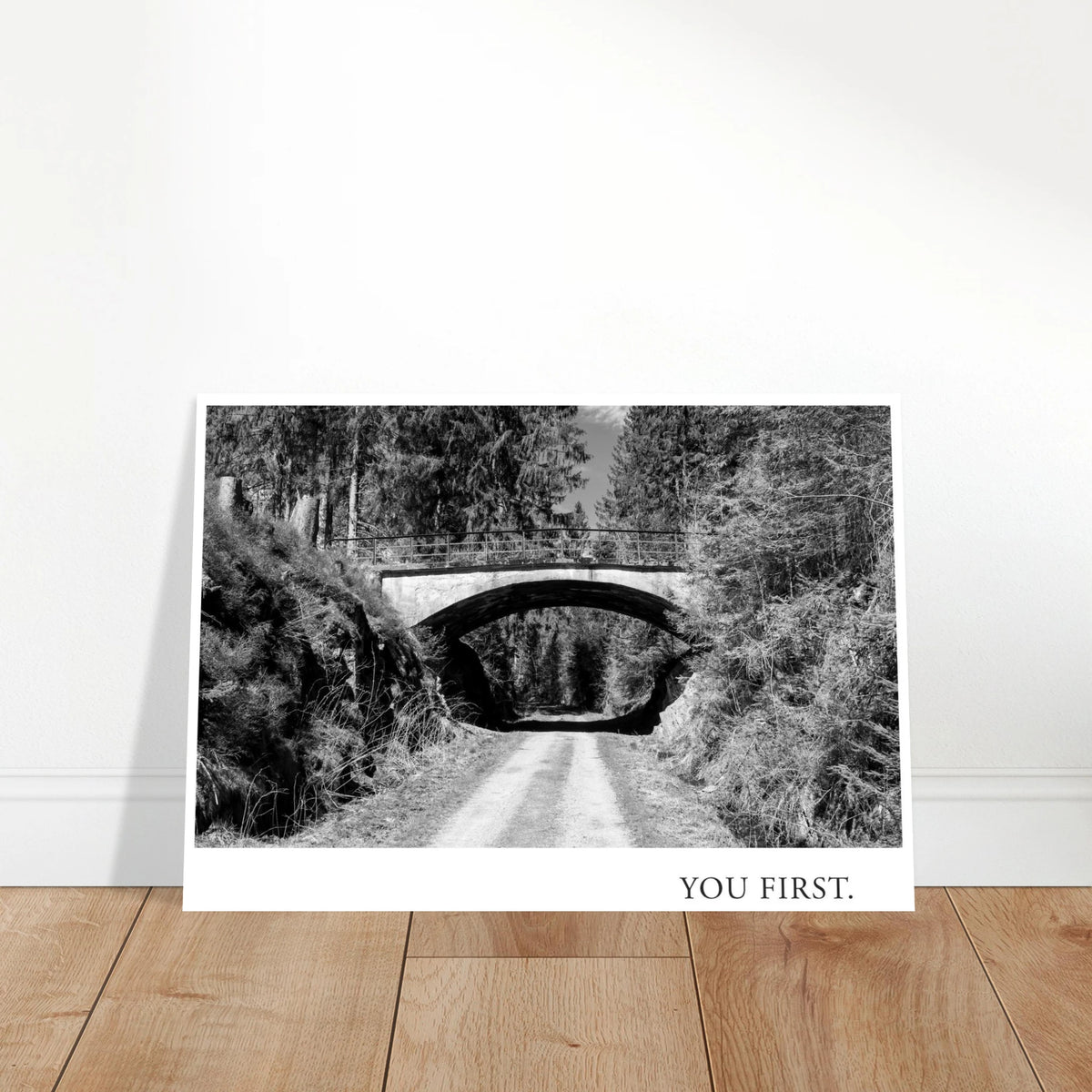 Moderner Schwarzweiß Fotografie Kunstdruck YOU FIRST als reduzierte Wandkunst für Wohnzimmer, Arbeitszimmer, Flur oder zeitgenössische Galeriewand