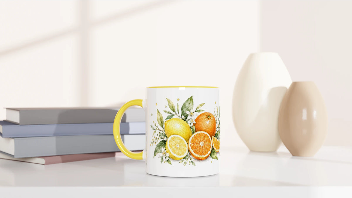 Gelbe Edition der Zitronen Orangen Tasse mit gelbem Henkel und Innenbereich sowie botanischem Aquarellmotiv aus Zitronen, Orangen und Zitrusblüten.
