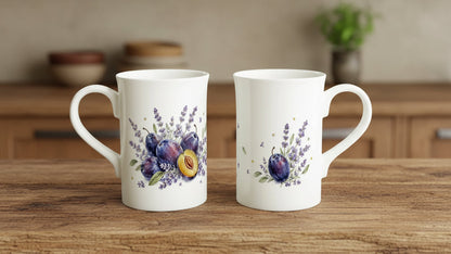 Botanische Porzellantasse mit mehreren violetten Zwetschgen und zartem Lavendel in heller Aquarelloptik
