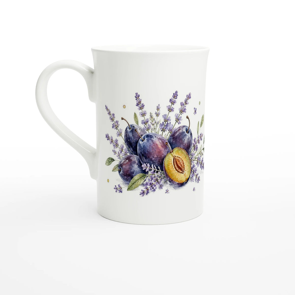 Zwetschgen Tasse aus weißem Porzellan mit violettblauen Früchten und Lavendel im Aquarellstil