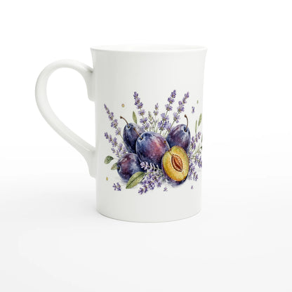 Zwetschgen Tasse aus weißem Porzellan mit violettblauen Früchten und Lavendel im Aquarellstil