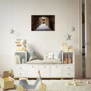 Aluminiumbild mit historischer, schmaler Gasse in Siena unter einem dunklen Torbogen, warmen Backsteinwänden und hellem Ausgang im Hintergrund.