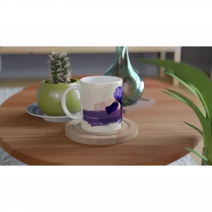 Iris Aquarell Tasse mit tiefvioletter Schwertlilie und modernem Grafik-Element auf weißer Keramik