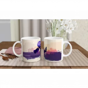 Iris Aquarell Tasse mit tiefvioletter Schwertlilie und modernem Grafik-Element auf weißer Keramik