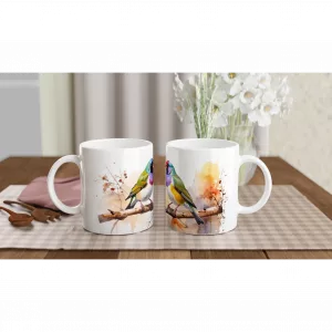 Bunte Keramiktasse mit exotischem Vogelmotiv auf einem Frühstückstisch, modernes Natur-Design.