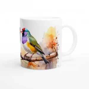 Bunte Keramiktasse mit exotischem Vogelmotiv auf einem Frühstückstisch, modernes Natur-Design.