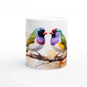Bunte Keramiktasse mit exotischem Vogelmotiv auf einem Frühstückstisch, modernes Natur-Design.