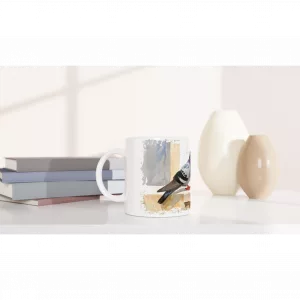 Tauben Tasse 330 ml aus der Serie Still Branch Birds mit zwei ruhigen Stadttauben auf einer schlichten Mauer im sanften Aquarell-Gouache-Stil