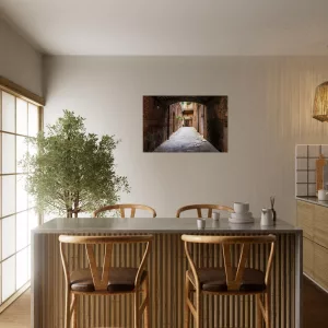 Aluminiumbild mit historischer, schmaler Gasse in Siena unter einem dunklen Torbogen, warmen Backsteinwänden und hellem Ausgang im Hintergrund.