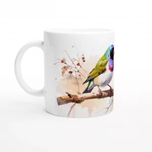 Bunte Keramiktasse mit exotischem Vogelmotiv auf einem Frühstückstisch, modernes Natur-Design.
