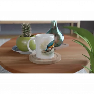 Weiße Keramiktasse mit farbenfrohem Eisvogel-Aquarell auf einem Ast sitzend, 330ml Volumen