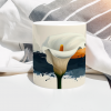 Hochwertige Calla Tasse 330 ml mit modernem Aquarell-Motiv in Petrol und Ocker.